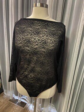 Torrid Curve NWT size 4 Black lace off the shoulder bodysuit